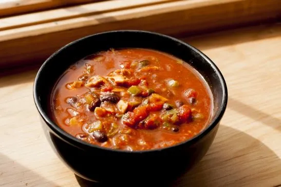 Hühnchen- und schwarze Bohnen-Chili