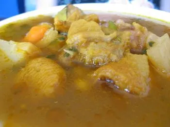 Sopa de Pat (langsam gekochte Schweinefüße-Suppe)
