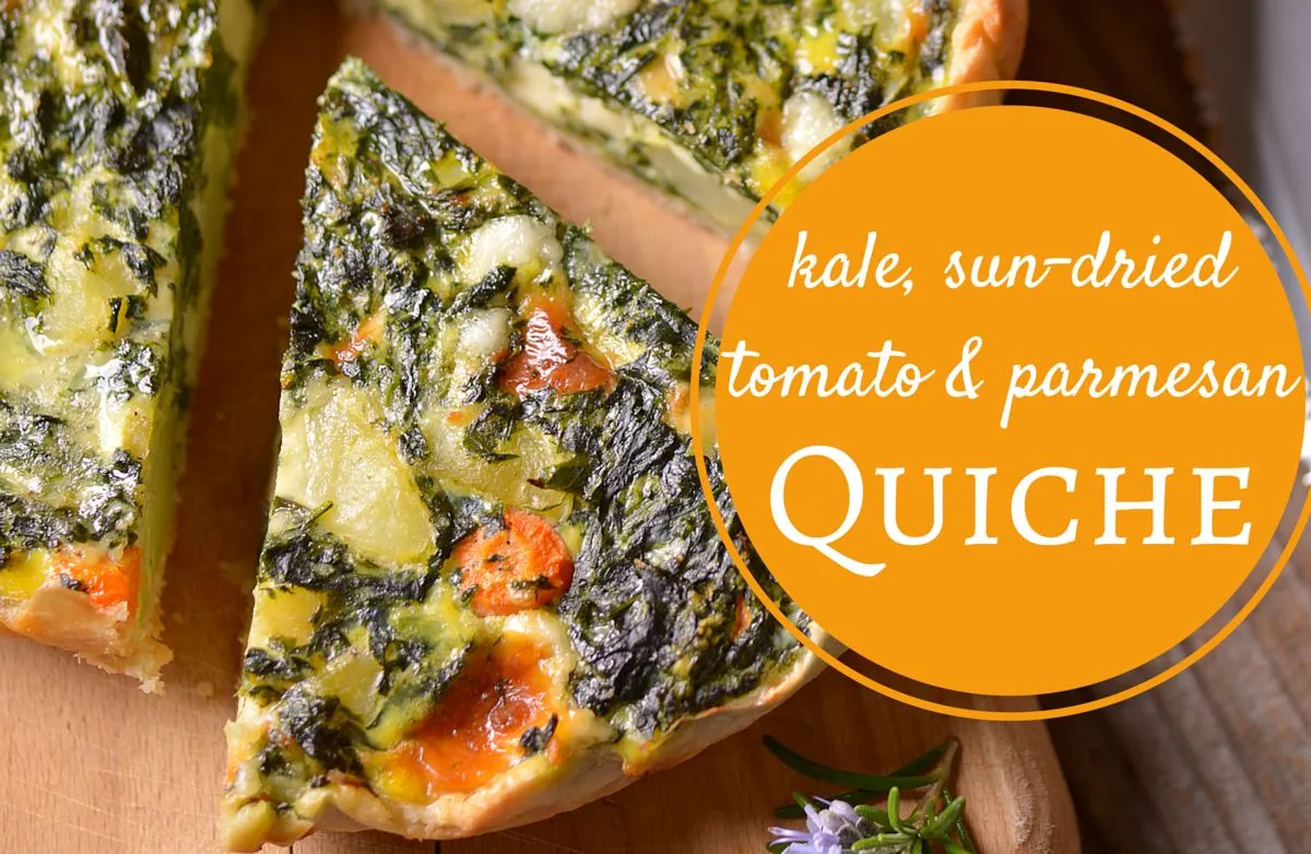 Kruste-freie Grünkohl-, getrocknete Tomaten- und Parmesan-Quiche