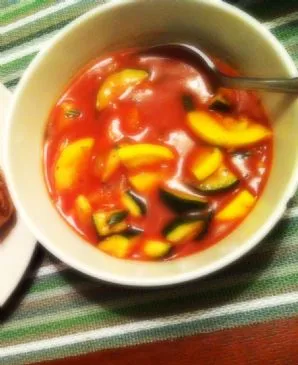 Verfeinerte Tomate-Basilikum-Suppe