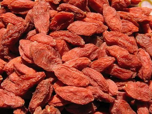 Goji-Beeren-Zitronengetränk mit Honig und Olivenöl