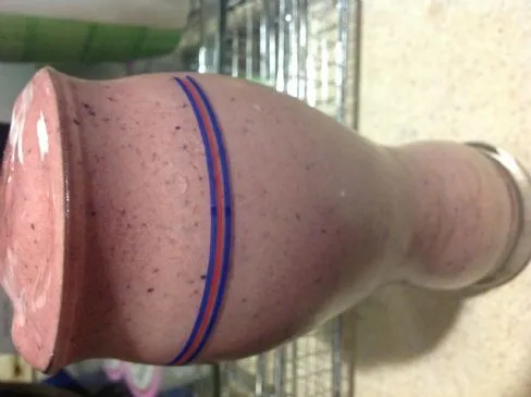 Schokoladen-Smoothie mit gefrorenen Beeren, Leinsamen und Zimt