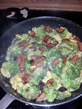 Wurst und Gemüse mit Knoblauch sautiert