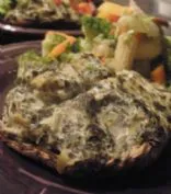 Vegane Spinat- und Artischocken-Dip gefüllte Portobello-Pilze