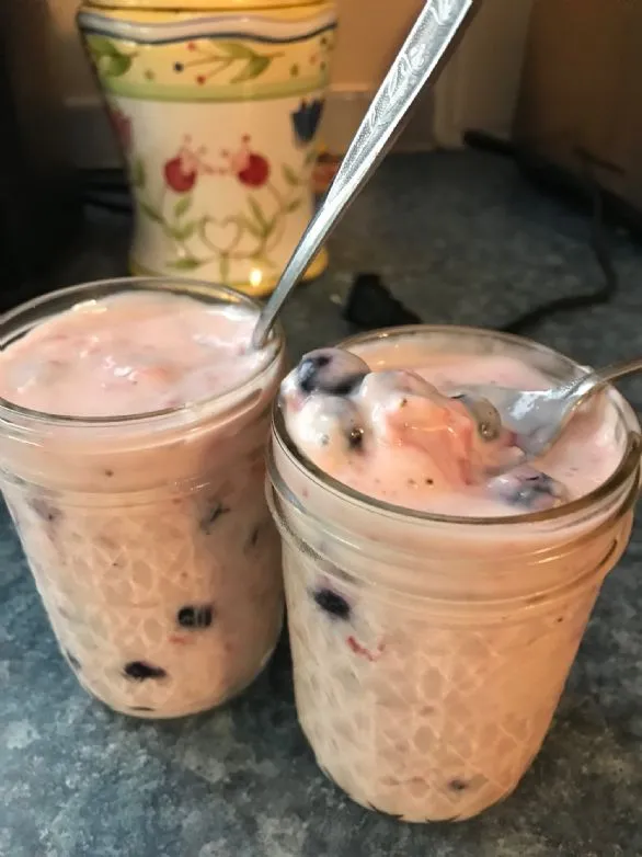 Cremiges Obst und Joghurt