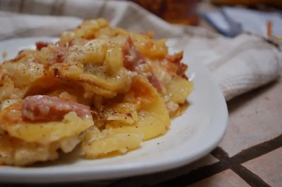 Schinken und überbackene Kartoffeln