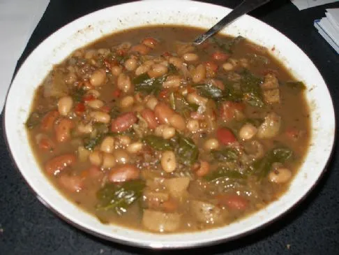 Vegane Wurst- und Bohnensuppe