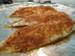 Gebackene Tilapia mit würzigem Cajun-Reis