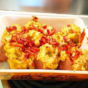 Partyzeit Käse- und Kräutergefüllte rote Kartoffeln