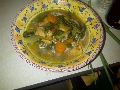 Französische Estragon-Hühnchensuppe mit Ingwer