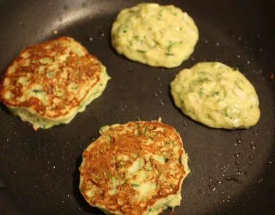 Zucchini-Feta-Pfannkuchen