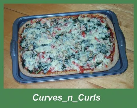 Puten- und Gemüse-Pizza auf Vollkornboden mit Mozzarella