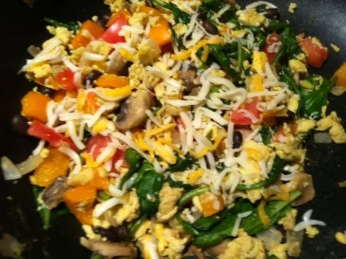 Eier mit Gemüse, Bohnen und Käse