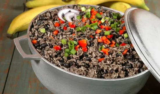 Schwarze Bohnen und Vollkornreis