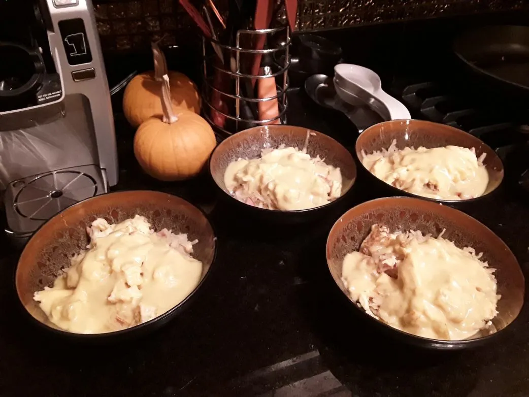 Schinken- und Hollandaise-Frühstücks-Hash