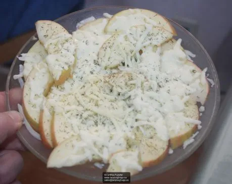 Halbgebackener Apfel mit Käse und Dill