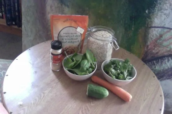 Der entgiftende Kick-Start: Spinat, Grünkohl, Gurke und Apfelsaft (haferfrei)