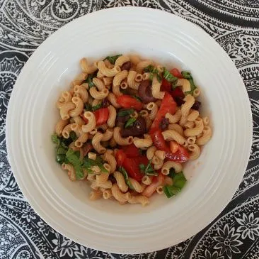 Tomaten-Basilikum-Oliven-Pasta