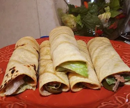 Salat und Bohnen-Taco-Mittagessen