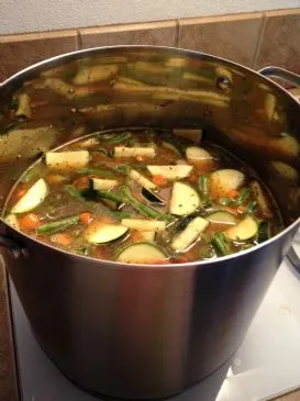 Herzhafte Minestrone-Suppe