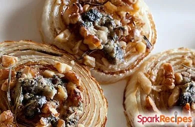 Geröstete Zwiebeln mit Walnüssen und Blauschimmelkäse