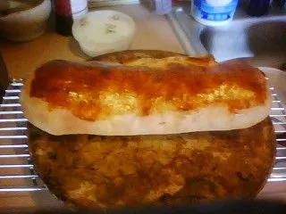 Stromboli mit Schinken, Käse und Oliven
