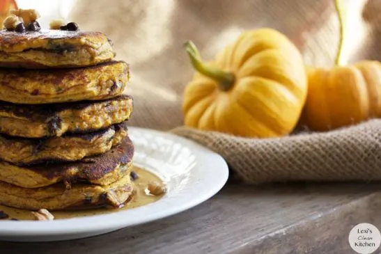 Kürbis-Schokoladenstückchen-Protein-Pfannkuchen