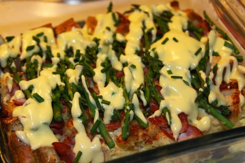 Einfache Eggs Benedict Auflauf mit Spargel