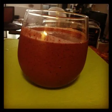 Erdnussbutter-Grünkohl-Beeren-Smoothie