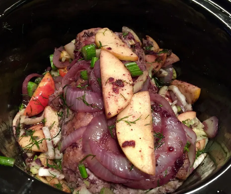 Slow Cooker Schweinelende mit Apfel, Fenchel und Heidelbeere