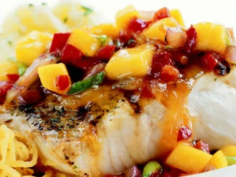 Mango, Craisins & Tomatensalsa über Mahi Mahi