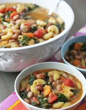 Nudel- und Bohnensuppe mit Grünkohl