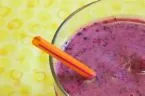 Smoothie mit gemischten Beeren und Sojamilch