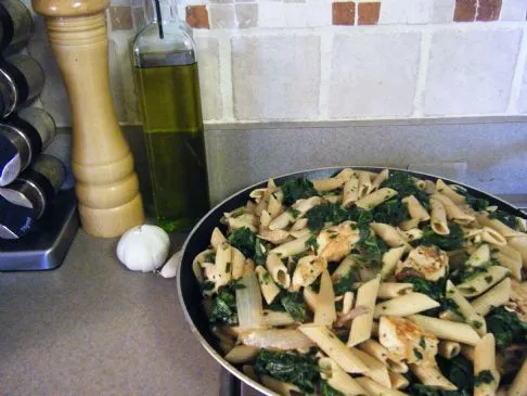 Leichtes mediterranes Hähnchen mit Spinat und Pasta