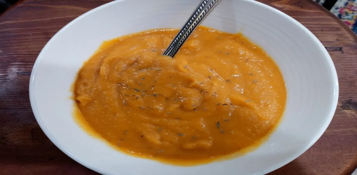 Butternut-Kürbissuppe mit Apfel und Pastinake