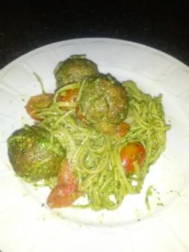 Vollkornnudeln mit Putenhackfleischbällchen und Pesto