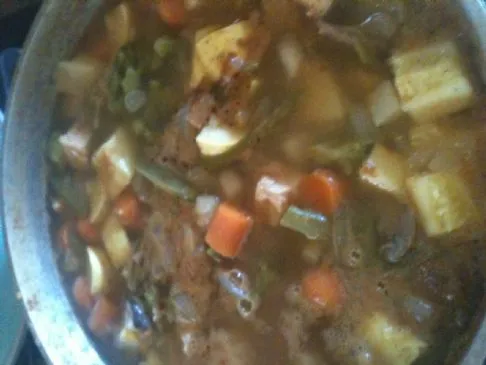 Hühnchen-Gemüse-Suppe