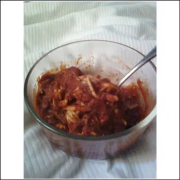 Enchiladasauce mit zerkleinertem Hähnchen