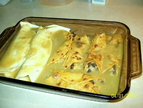 Schwarze Bohnen und Mais Enchiladas Verdes