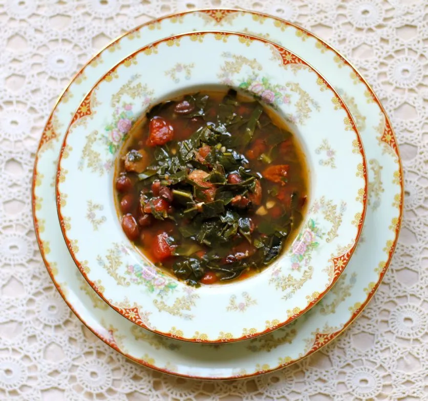 Slow Cooker Italienische Putenwurst und Senfgrün-Suppe