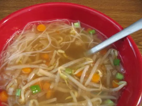 Thailändische Reisnudelsuppe