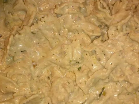 Cremige Thunfisch-Knoblauch-Kräuter-Farfalle