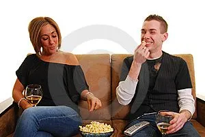 Popcorn und Wein ist ein Essen für alleinstehende Frauen