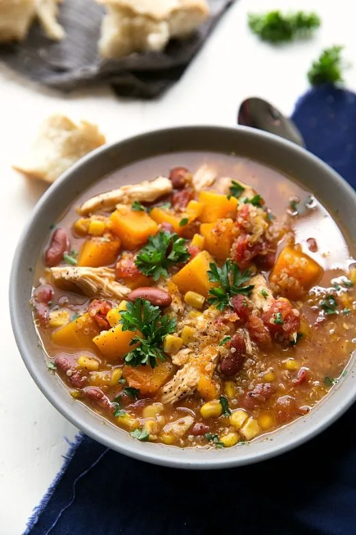 Kürbis-Hühnchen-Quinoa-Suppe aus dem Slow Cooker