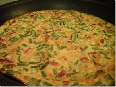 Frittata mit gerösteten grünen Bohnen, Putenbacon und geräuchertem Gouda