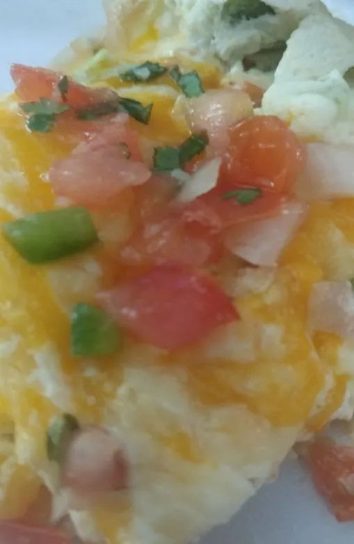 Gekochtes Eieromelett mit Gemüse und Käse