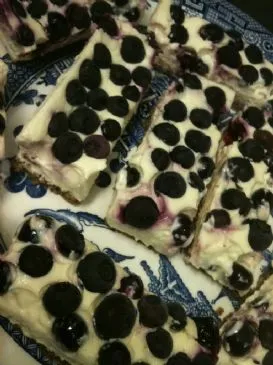 Zuckerfreie Zitronen-Blaubeer-Käsekuchenriegel