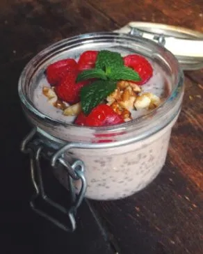 Beeren-Tahini-Chia-Pudding