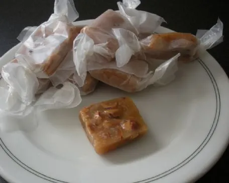 Ingwer-Kokos-Chews mit gerösteten Haselnüssen