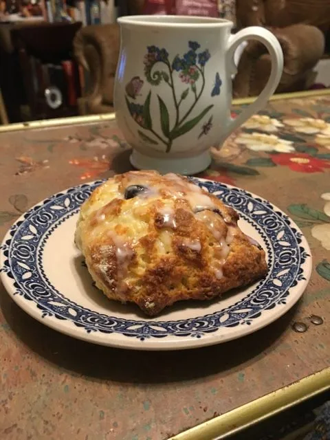 Zitronenglasierte Blaubeer-Scones